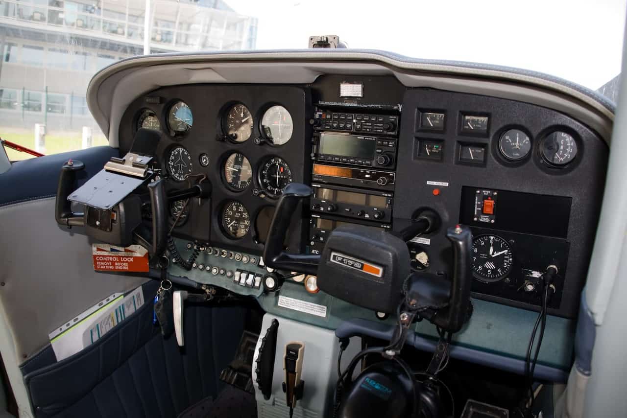 Cessna 172 Skyhawk Price Specs Cost Photos Interior