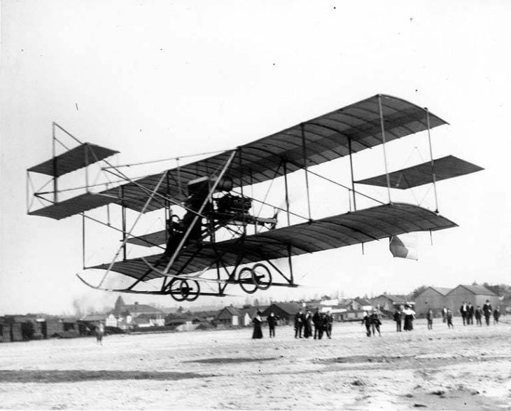 the first airplane (biplane) to land at the first air show at Olympia