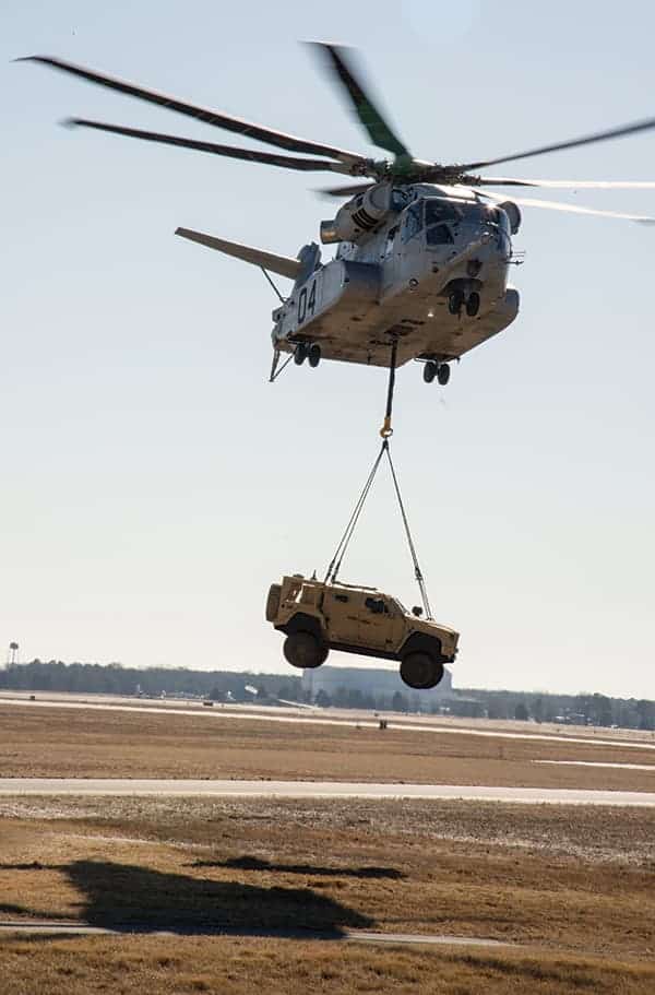 CH-53K király mén felemeli a JLTV-t