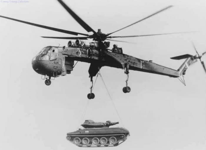US Army heavy lift helicopter (CH-54) hijst een tank tijdens de Vietnamoorlog, midden jaren 1960