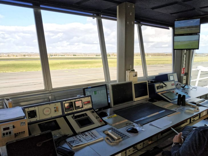 Dentro la torre di controllo del traffico aereo dell'aeroporto di Bergerac